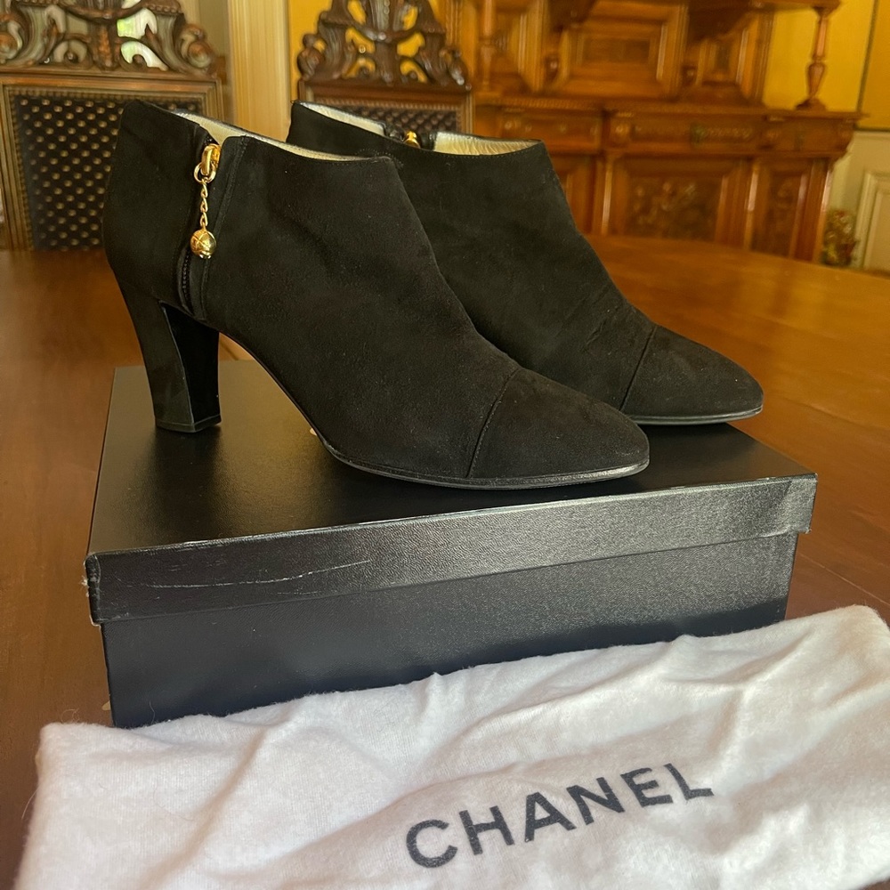 Fabulous vintage Chanel Camoscio leather bootie!!